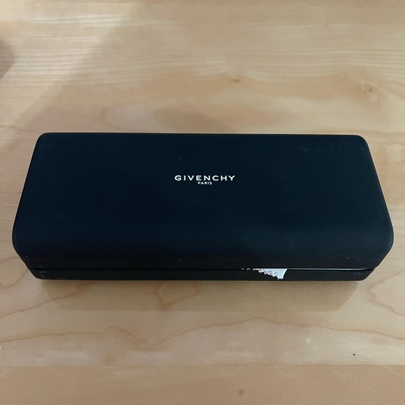 Givenchy - Picture 2 of 5